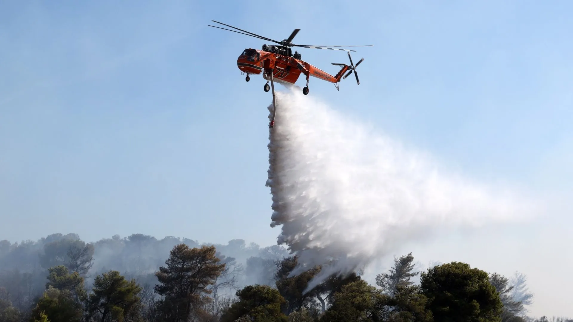 Πυρκαγιά σε αγροτοδασική έκταση με πυροσβεστικά αεροσκάφη
