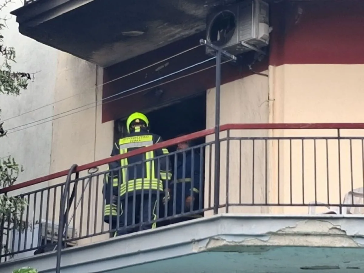 Επιβάτες περπατούν στις ράγες του RER E στο Παρίσι