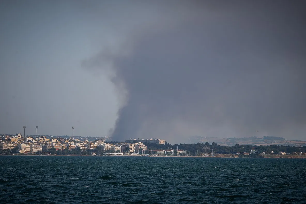 πυροσβέστες σε αγροτική πυρκαγιά καλοκαίρι Ελλάδα
