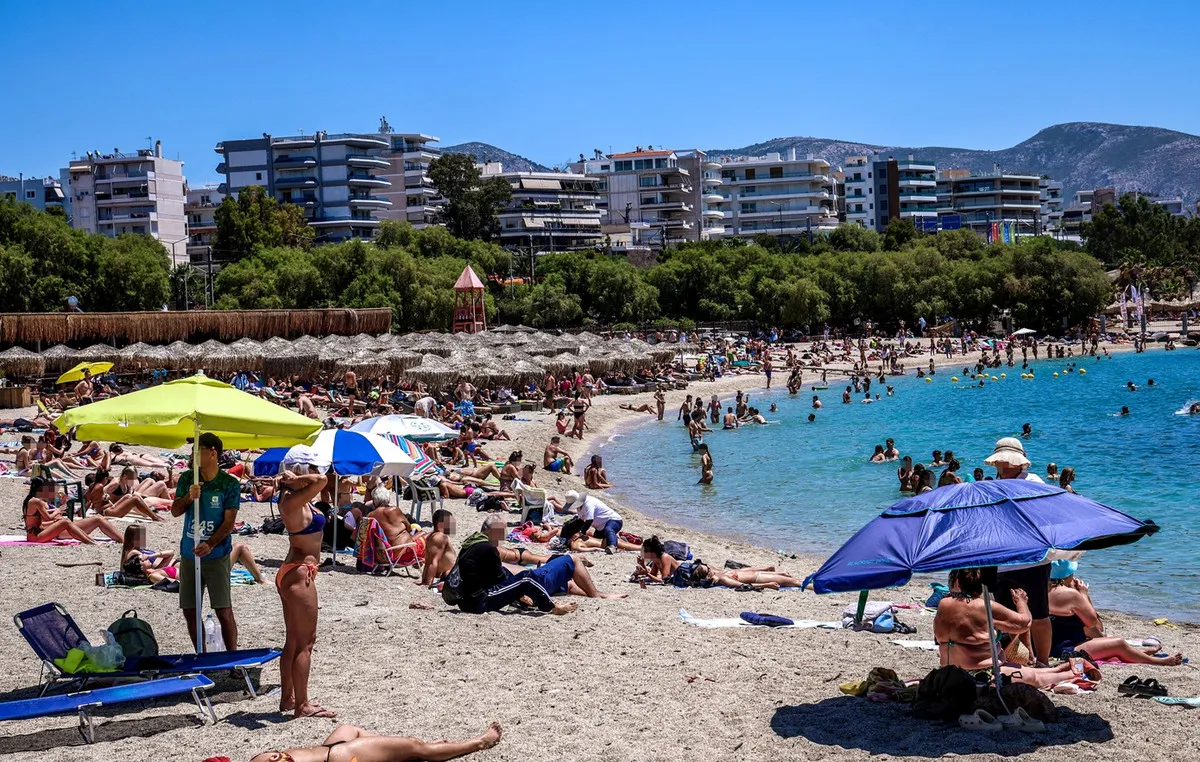 παραλία γεμάτη κόσμο πρώτη μέρα Ιουνίου ζέστη