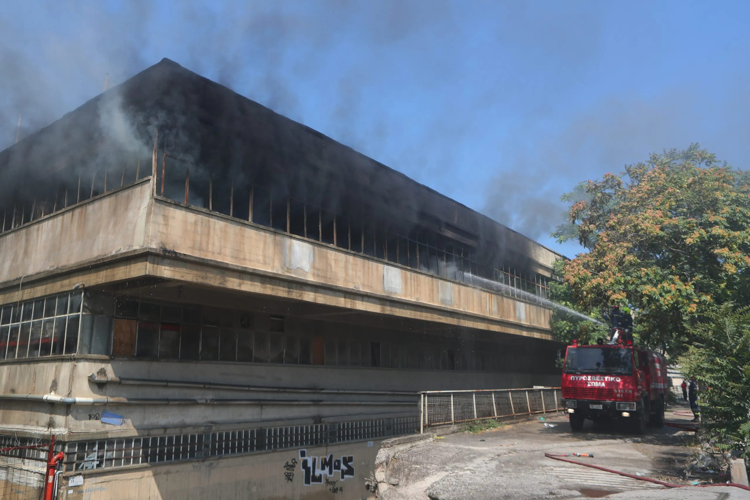 Πυρκαγιά σε εργοστάσιο τουριστικών ειδών Αιγάλεω