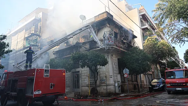 75χρονη πηδά από μπαλκόνι φωτιά Καλλιθέα διάσωση
