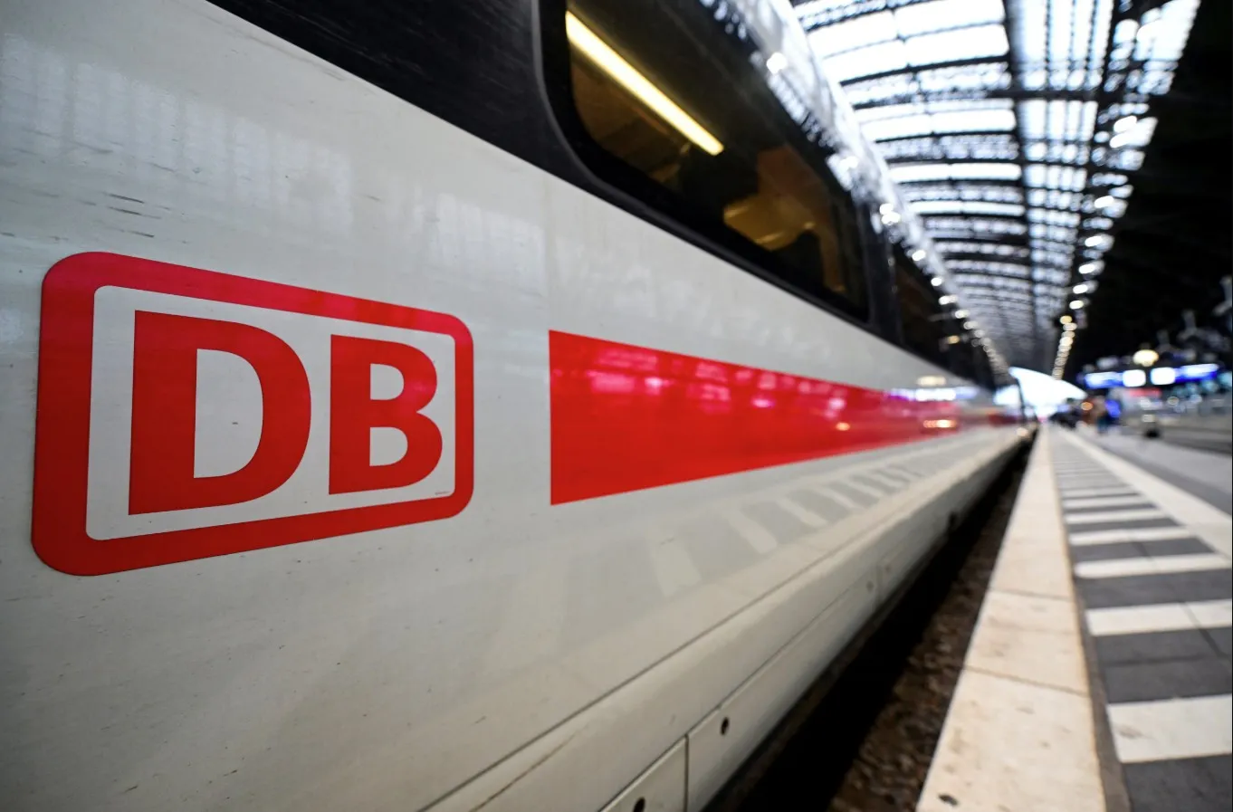 Τρένο Deutsche Bahn σε γερμανικό σιδηροδρομικό σταθμό