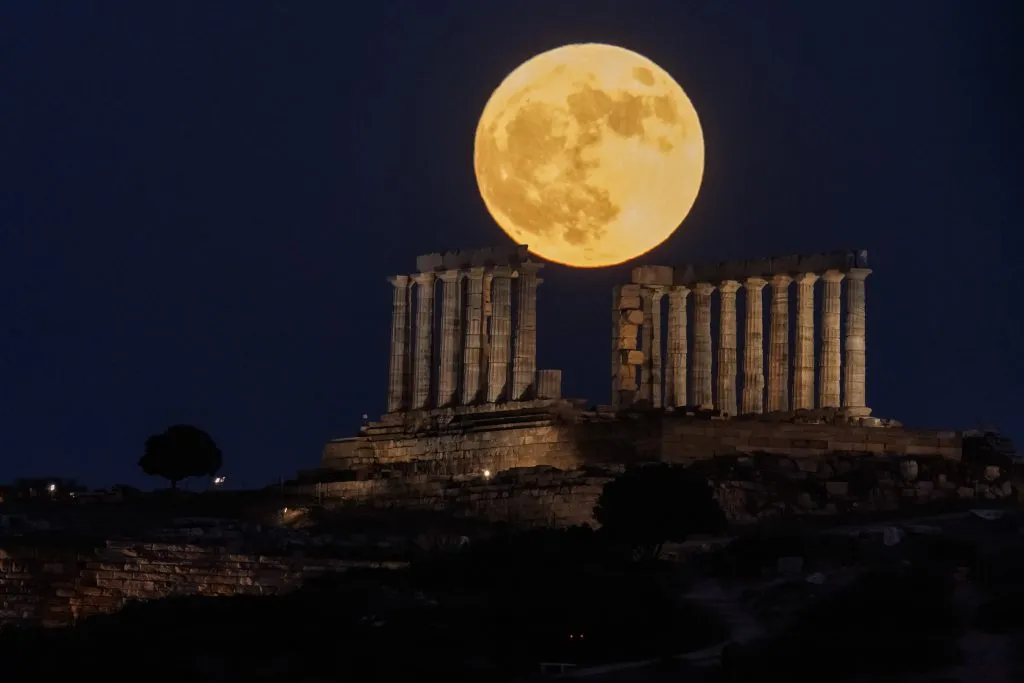 Φεγγάρι της Φράουλας πάνω από την Ακρόπολη Αθήνας