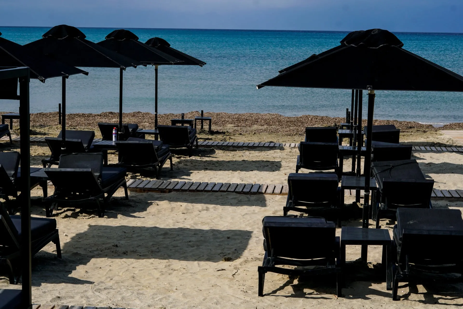παράνομες ξαπλώστρες και ομπρέλες σε παραλία Αναβύσσου