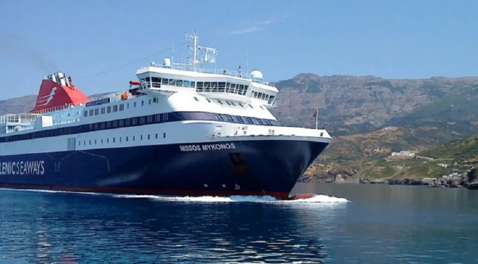 Πλοίο Blue Star 2 αγκυροβολημένο στο λιμάνι Λαυρίου