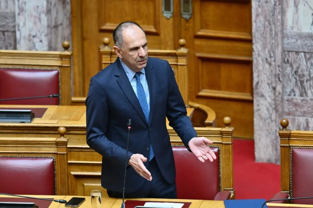 Ο Γεραπετρίτης μιλά στη Βουλή για ελληνική μειονότητα Αλβανίας