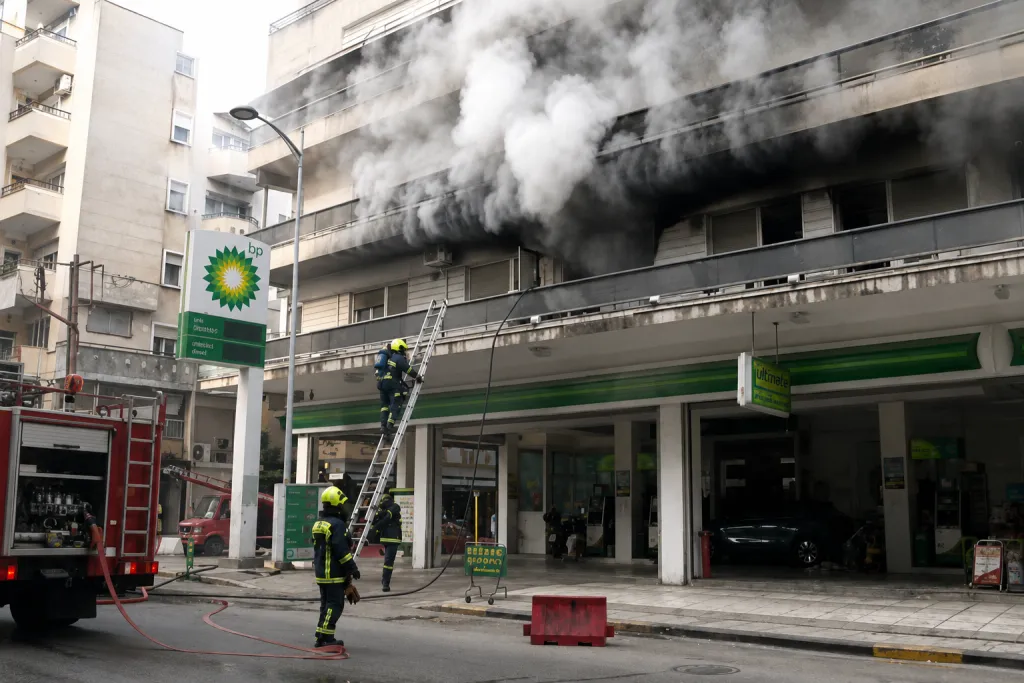 Πυροσβέστες επιχειρούν σε διαμέρισμα Θεσσαλονίκη Λεωφόρος Στρατού