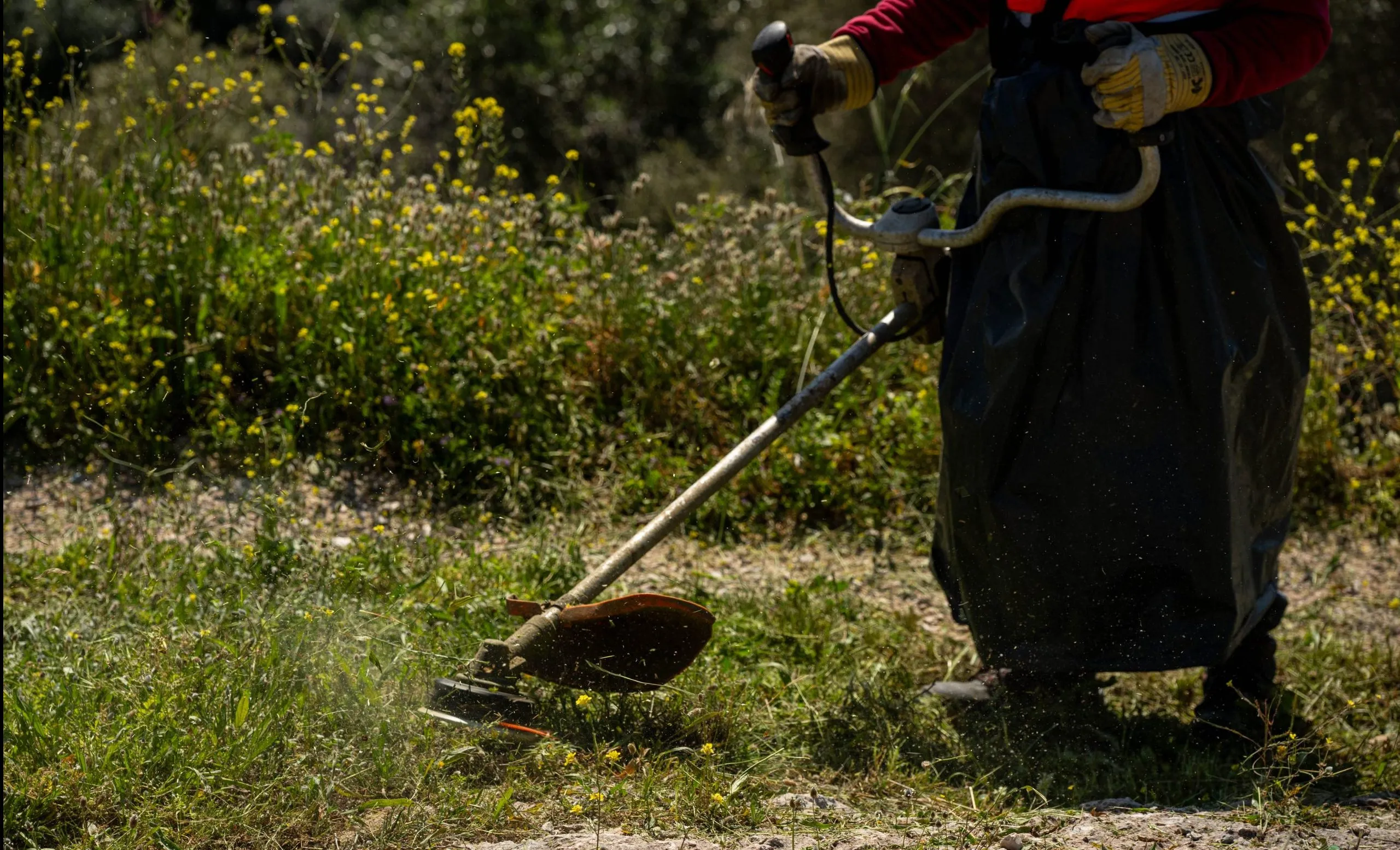 καθαρισμός ακαθάριστου οικοπέδου πυροπροστασία αντιπυρική περίοδος