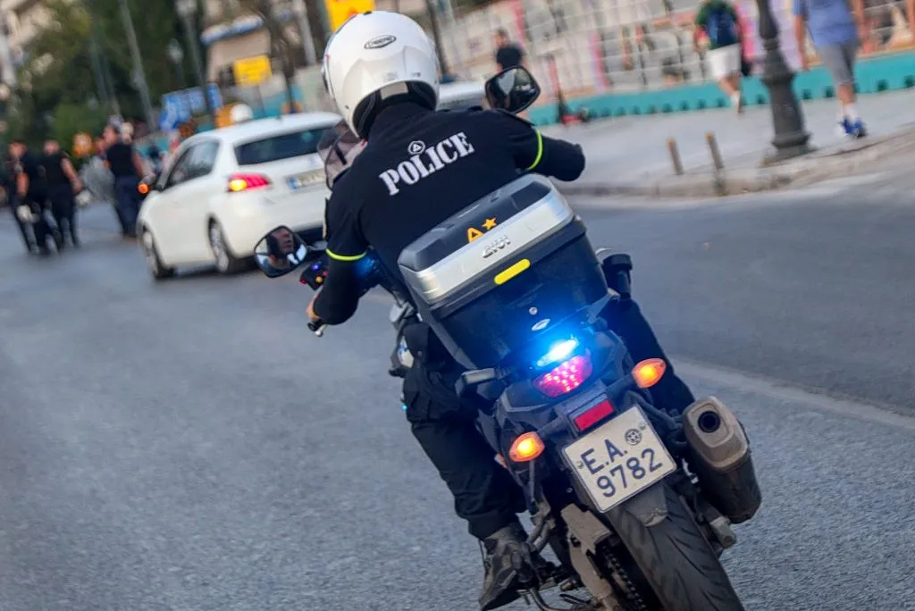 Αστυνομικοί τροχαίας ελέγχουν αυτοκίνητο στη Θεσσαλονίκη νύχτα