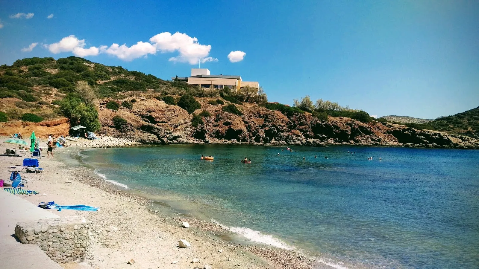παράνομες ξαπλώστρες και ομπρέλες σε παραλία Αναβύσσου