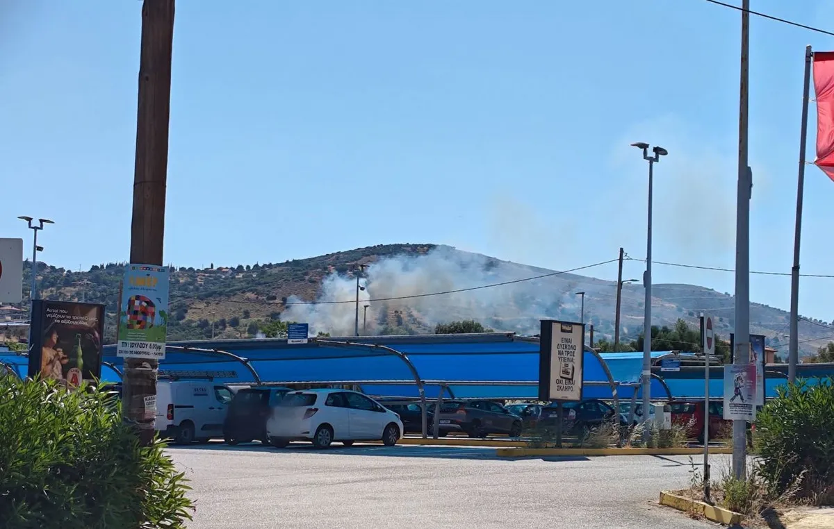 Πυροσβέστες επιχειρούν κατά τη φωτιά Κουβαράς Αττικής