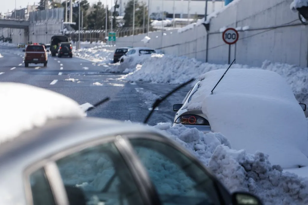 Εγκλωβισμένα οχήματα στην Αττική Οδό χιονόπτωση Ελπίδα 2022