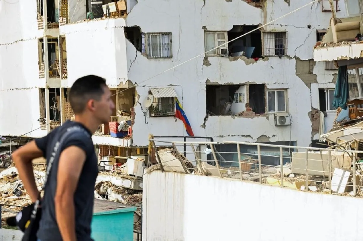 Διασώστες ανάμεσα σε ερείπια κτιρίου στη Βενεζουέλα μετά τον σεισμό