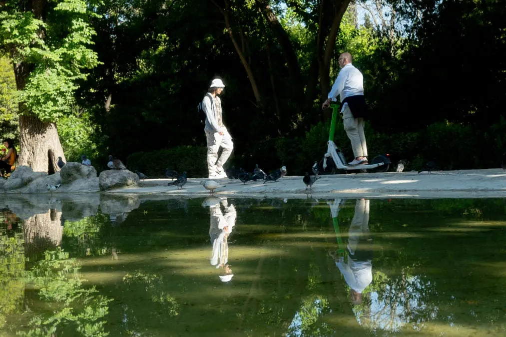 Σύννεφα και βροχή πάνω από ελληνική πόλη