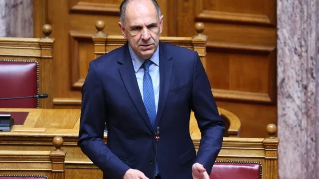 Ο Γεραπετρίτης μιλά στη Βουλή για ελληνική μειονότητα Αλβανίας