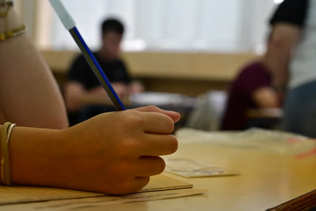 μαθητές ΕΠΑΛ σε αίθουσα εξετάσεων Πανελλαδικές 2025
