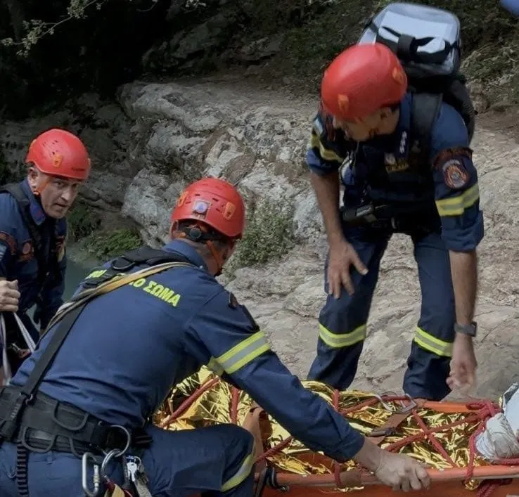 Πυροσβέστες επιχείρηση διάσωσης τουρίστριας Κεφαλονιά Φτέρη