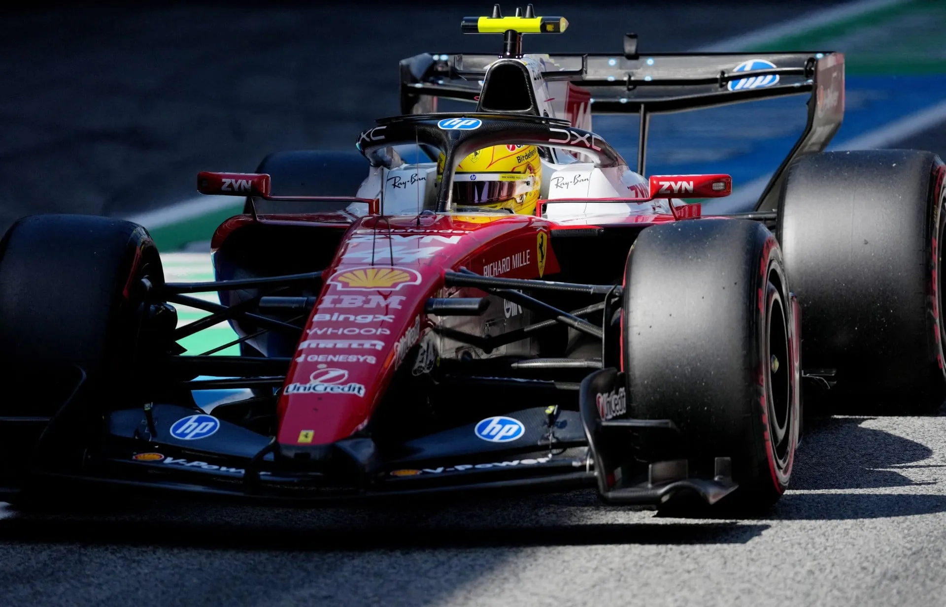 Ο Λιούις Χάμιλτον πανηγυρίζει τη νίκη με τη Ferrari στη Βαρκελώνη