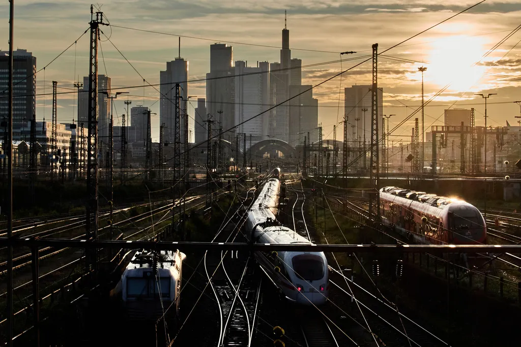 Τρένο Deutsche Bahn σε γερμανικό σιδηροδρομικό σταθμό