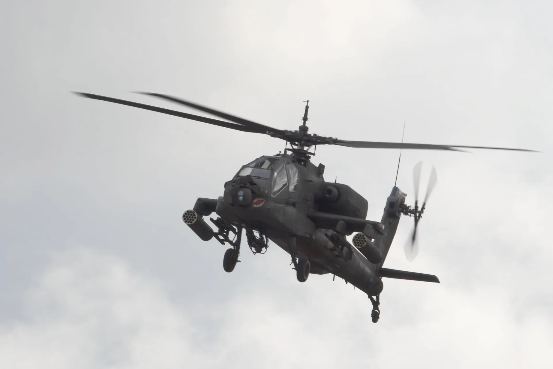 Ελικόπτερο Apache αμερικανικού στρατού πάνω από θάλασσα