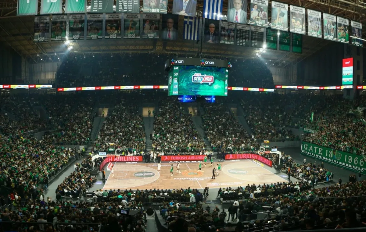 Φίλαθλοι Παναθηναϊκού στο Telekom Center Athens Game 5