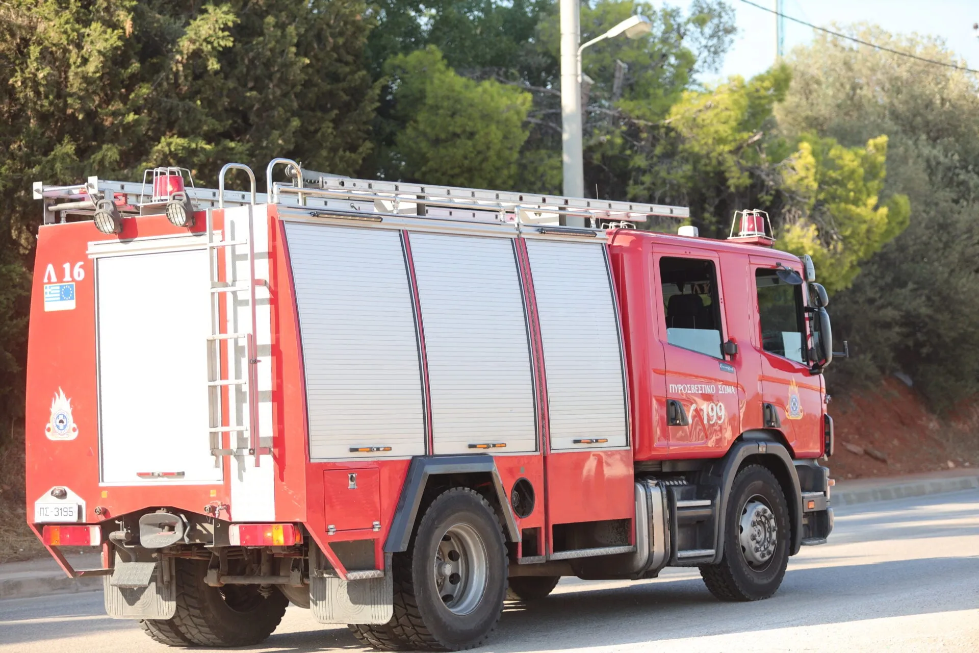 Πυροσβέστες επιχειρούν σε φωτιά σπιτιού στα Γρεβενά