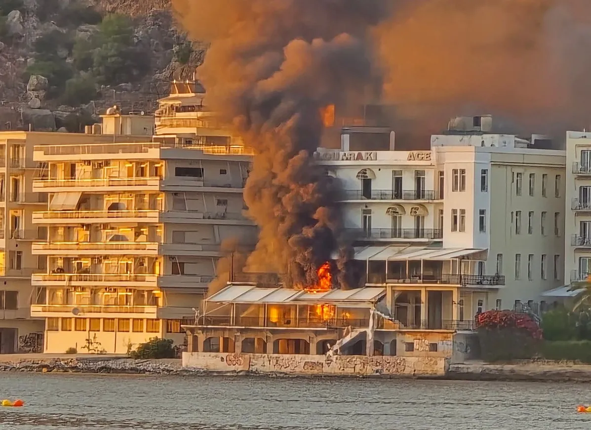 Φωτιά σε εγκαταλελειμμένο ξενοδοχείο στο Λουτράκι