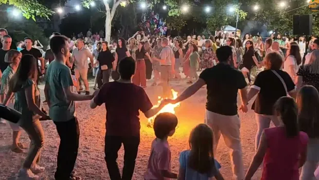 Άλματα πάνω από φλόγες στον Κλήδονα Αμπελοκήπων