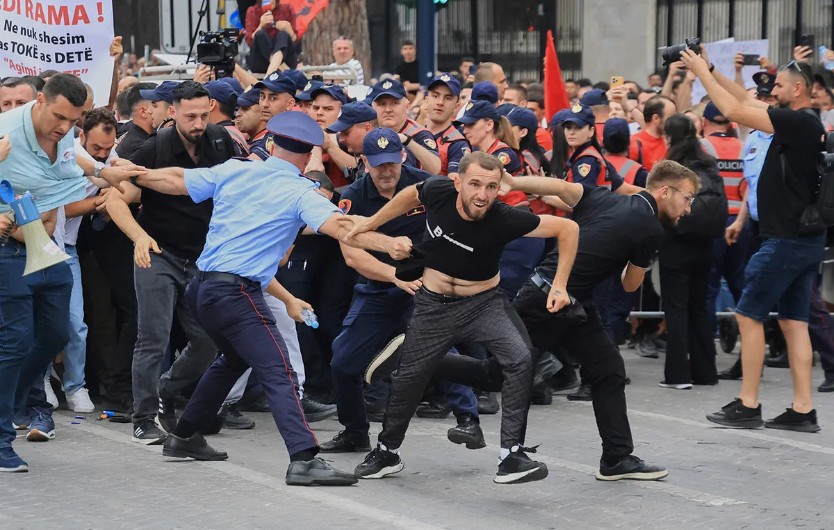 Διαδηλωτές με φλαμίνγκο στα Τίρανα Αλβανία