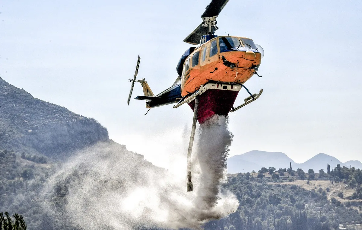 Πυρκαγιά σε χαμηλή βλάστηση στα Σπάτα Αττικής