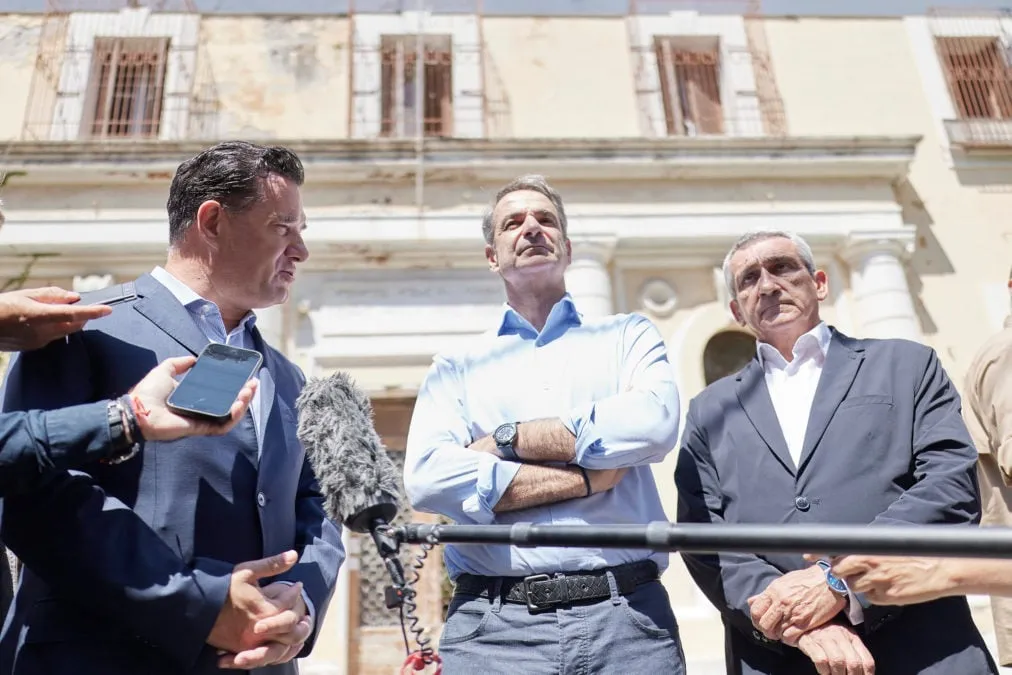 Ο Μητσοτάκης στο λιμάνι της Ρόδου με υπουργούς