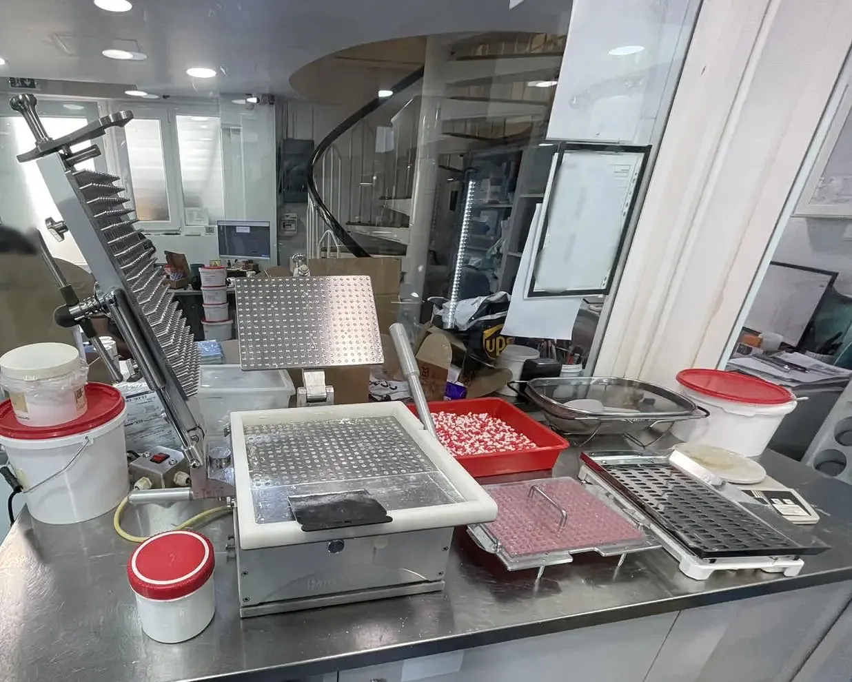 παράνομο εργαστήριο αναβολικών φαρμακείο Χαλάνδρι