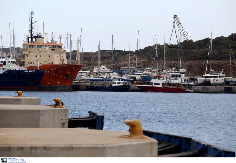 Πλοίο Blue Star 2 αγκυροβολημένο στο λιμάνι Λαυρίου