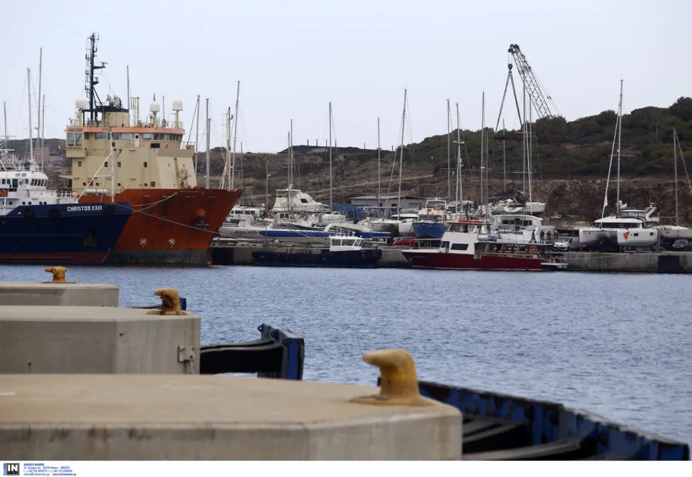 Πλοίο Blue Star 2 στο λιμάνι του Λαυρίου