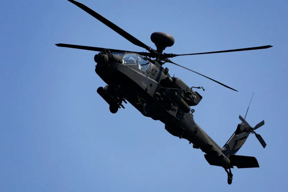 Αμερικανικό ελικόπτερο Apache στα Στενά Ορμούζ