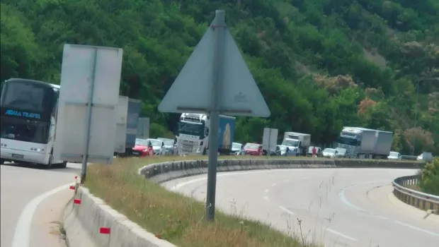 Πυρκαγιά στο πρανές της Εγνατίας Οδού κοντά στα Ιωάννινα