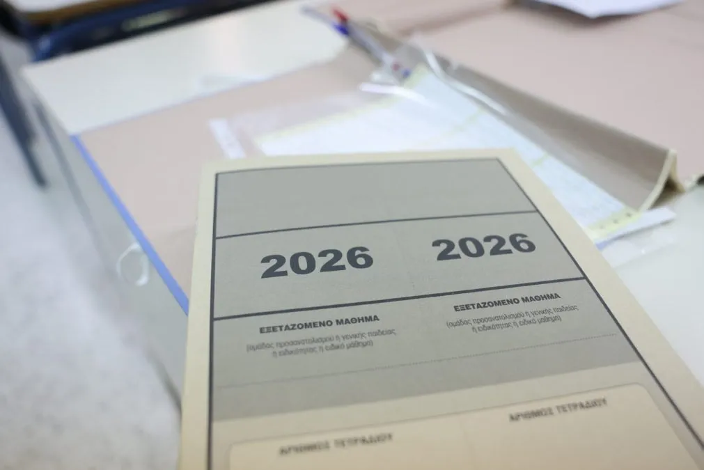 Μαθητής ελέγχει βαθμολογίες Πανελλαδικών σε οθόνη