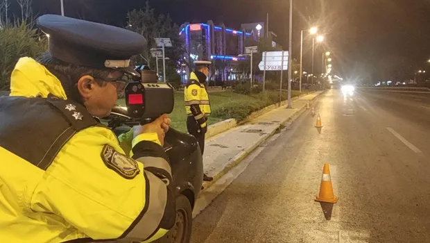 Αστυνομικοί τροχαίας ελέγχουν αυτοκίνητο στη Θεσσαλονίκη νύχτα