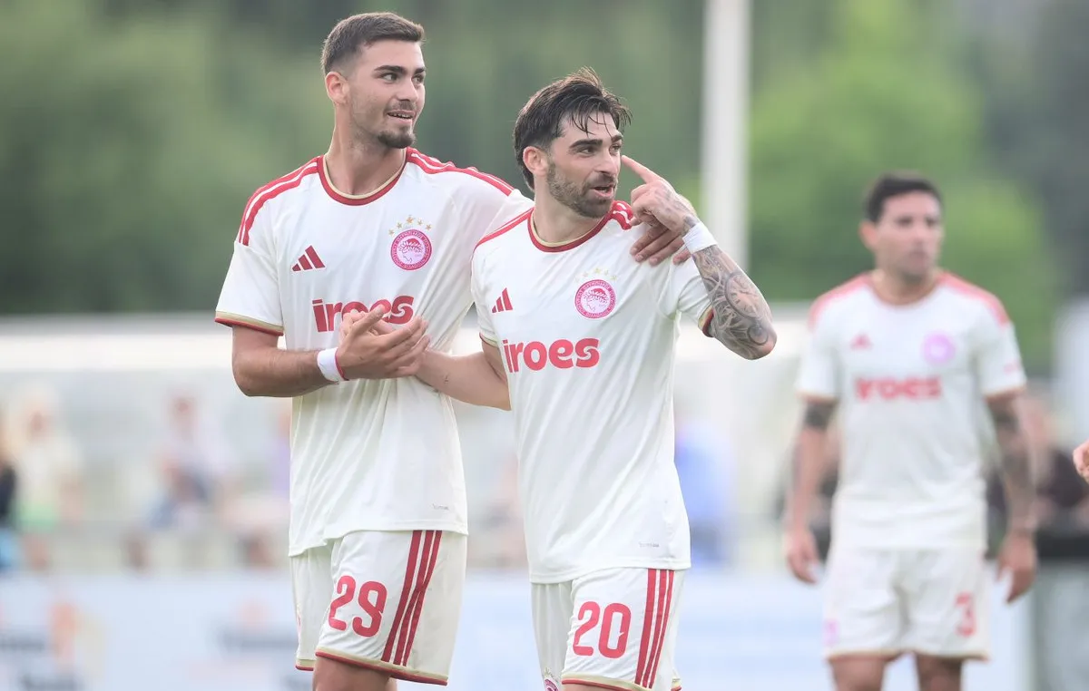 Ο Ζότα Σίλβα πανηγυρίζει γκολ με τη φανέλα του Ολυμπιακού