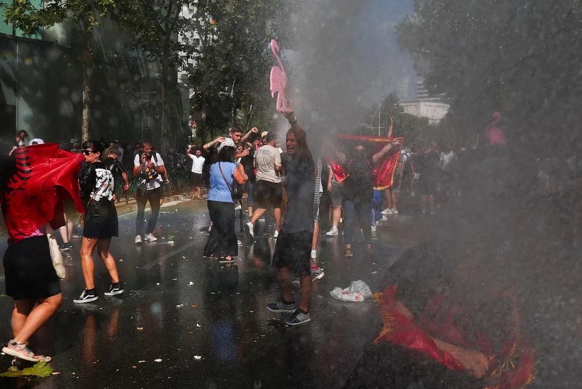 Διαδηλωτές και αστυνομία έξω από τη Βουλή στα Τίρανα