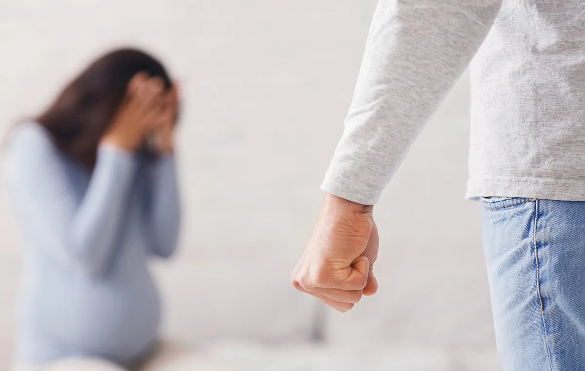 Ασθενοφόρο έξω από νοσοκομείο μετά τον ξυλοδαρμό εγκύου