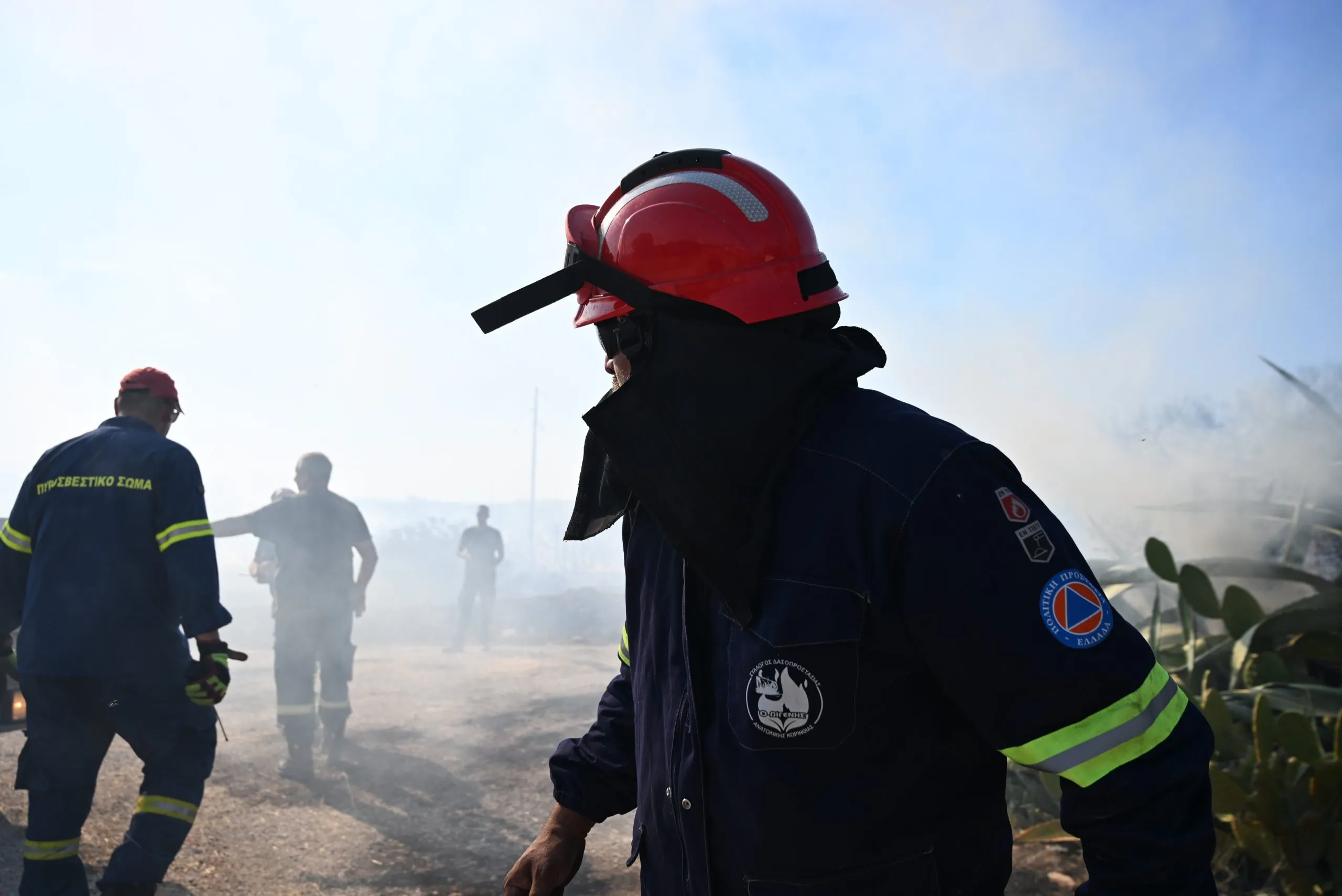 Πυροσβέστες επιχειρούν σε φωτιά αποθήκης στον Σκαραμαγκά