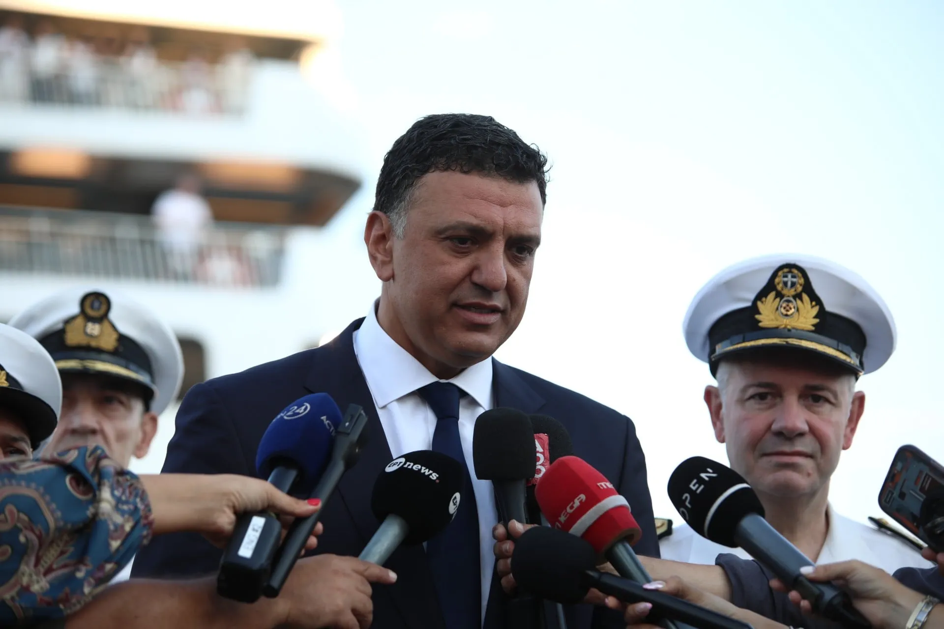 Ο Βασίλης Κικίλιας στο λιμάνι του Πειραιά