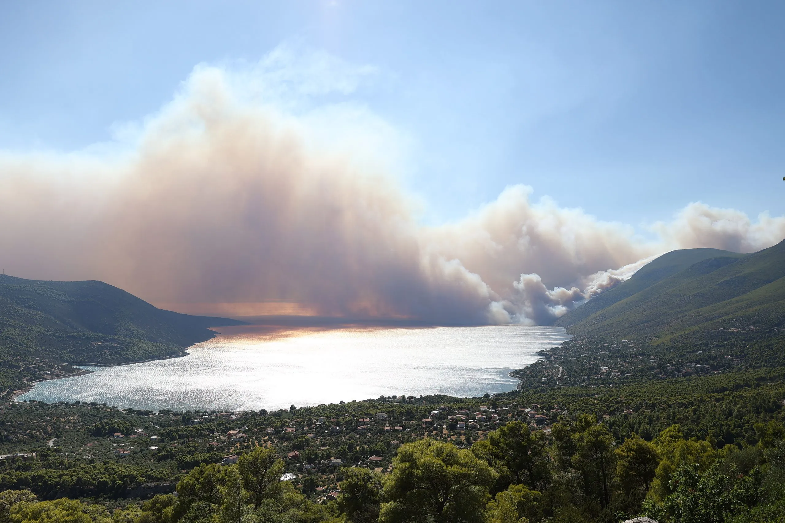 Εναέρια πλάνα ελικοπτέρου Πυροσβεστικής από πυρκαγιές