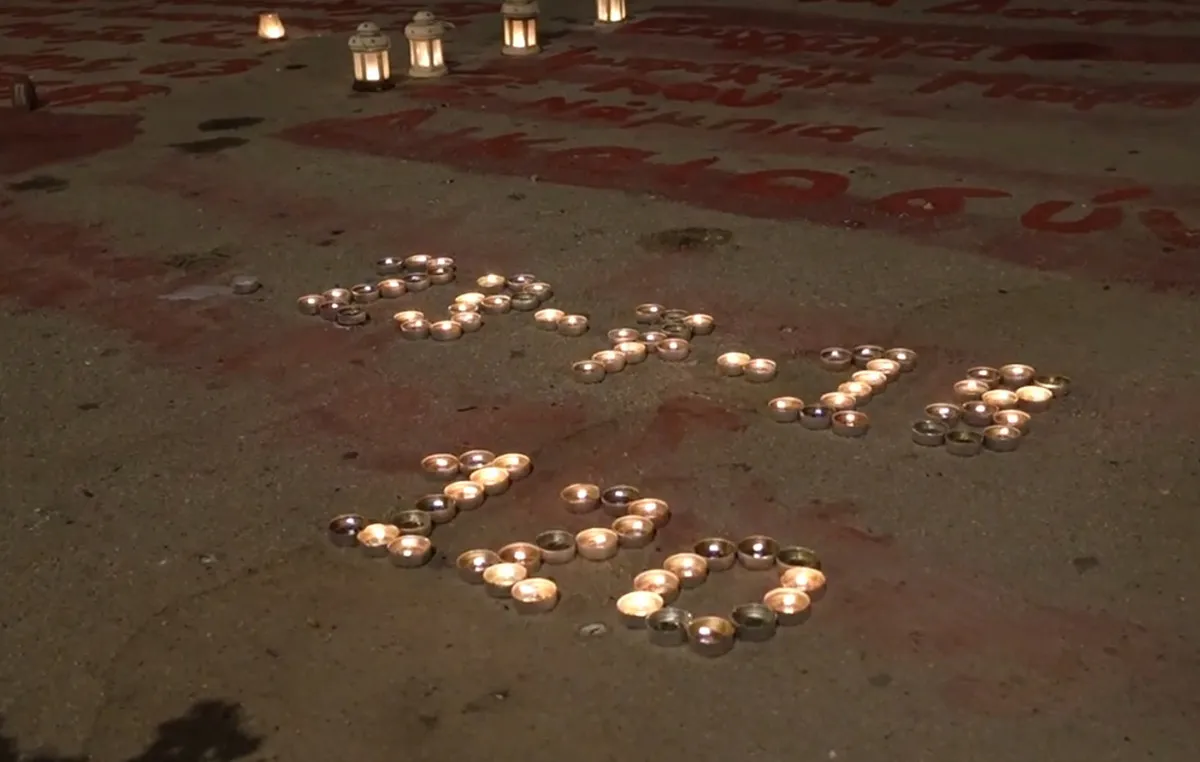Μνημείο θυμάτων Τεμπών έξω από τη Βουλή τη νύχτα