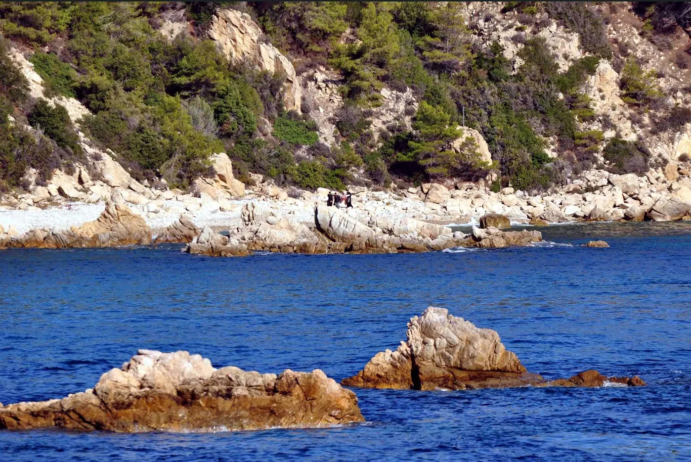 Τουριστικό σκάφος μετά την πρόσκρουση στο Άγιο Όρος