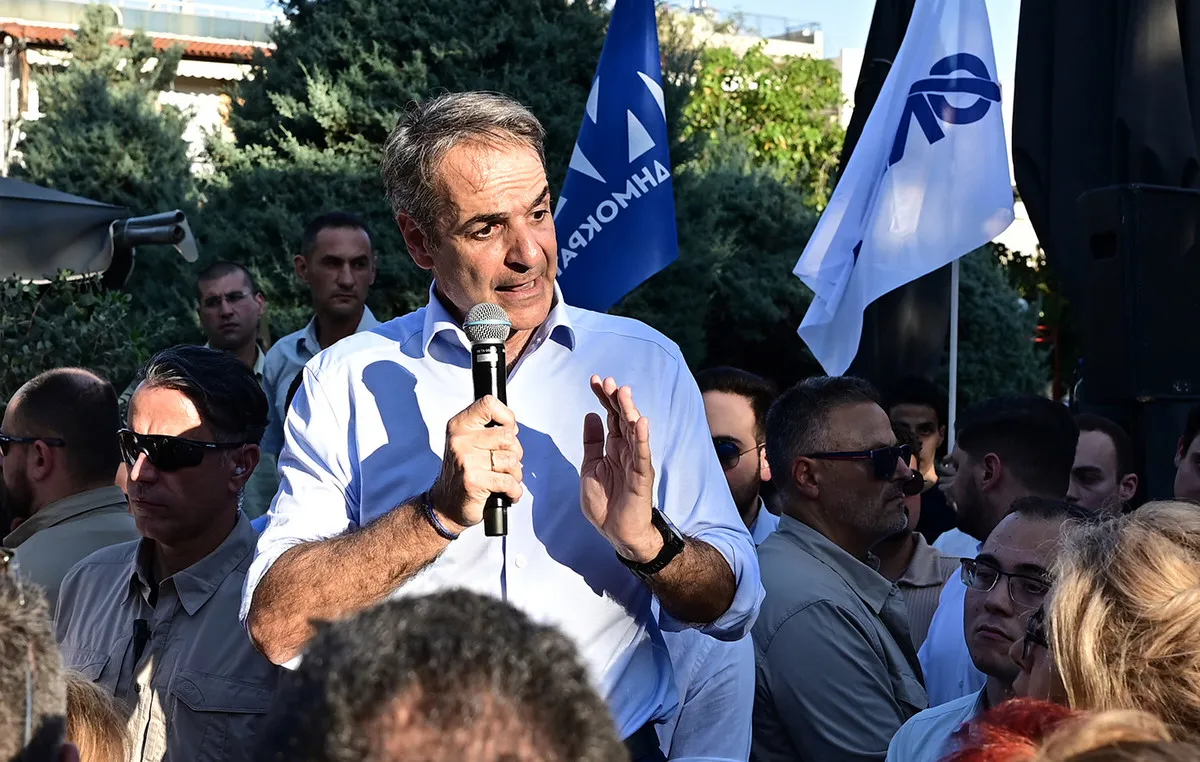 Ο Μητσοτάκης μιλά σε πολίτες στη Βόρεια Εύβοια