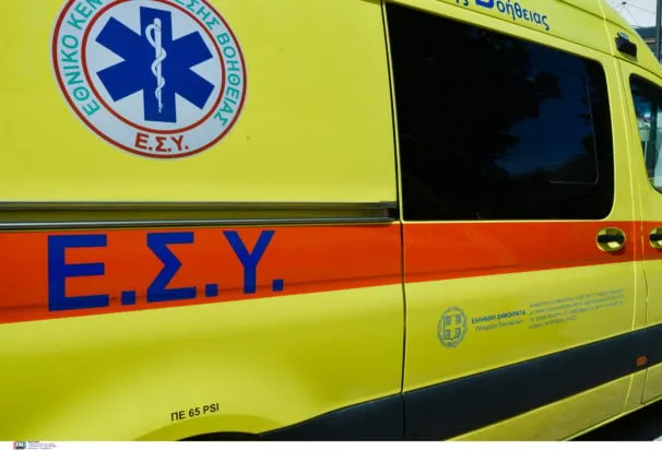 Πυροσβέστες επιχειρούν σε τάφρο στον Νέο Βουτζά