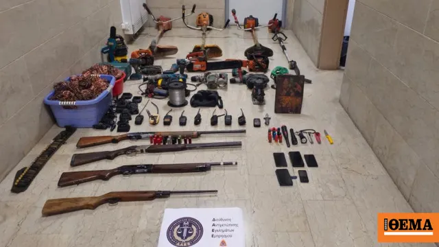 Αστυνομικοί και πυροσβεστικό όχημα στους Γαργαλιάνους Μεσσηνίας